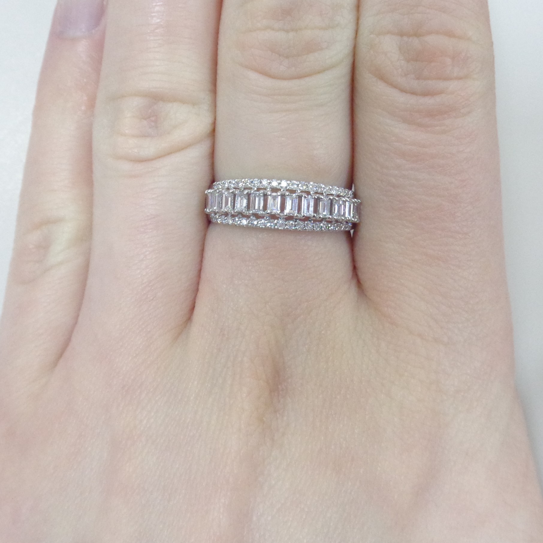 Кольцо из белого золота с бриллиантами